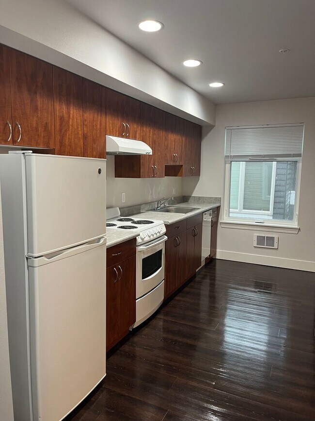 Foto del edificio - Yesler Place | Top Floor 0BD/1BA New Floor...