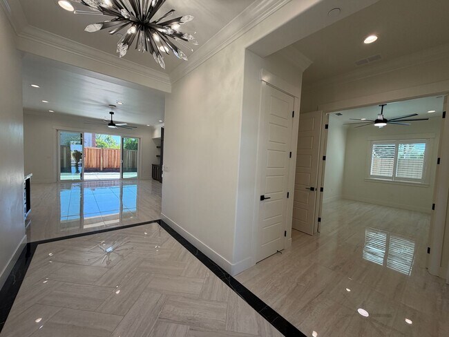 Foto del edificio - Rare Opportunity! Brand New Construction!