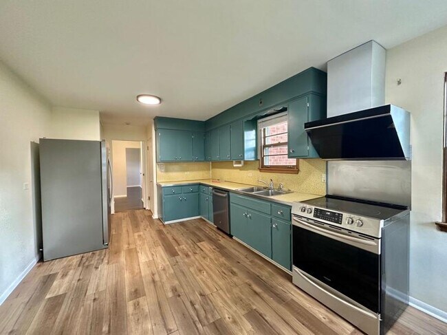 Building Photo - 3 bedroom in Hinsdale IL 60521