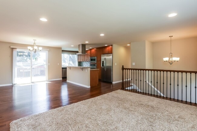 Building Photo - Stunning Turn-Key Gem in Kingsgate! Your D...