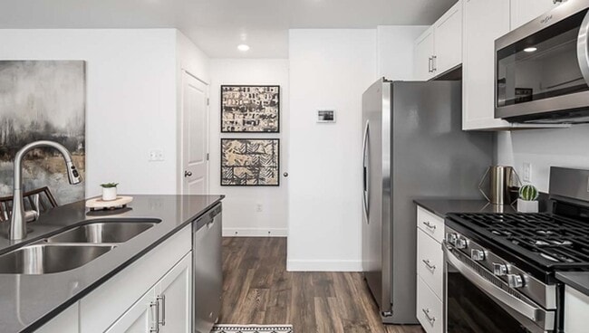 Building Photo - Newer Somersett Court Townhome!!
