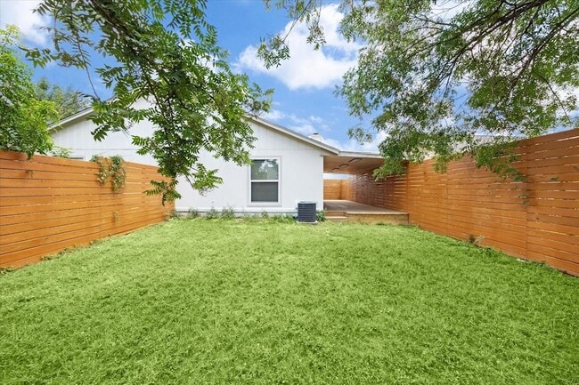 Foto del edificio - 3609 Leafield Dr