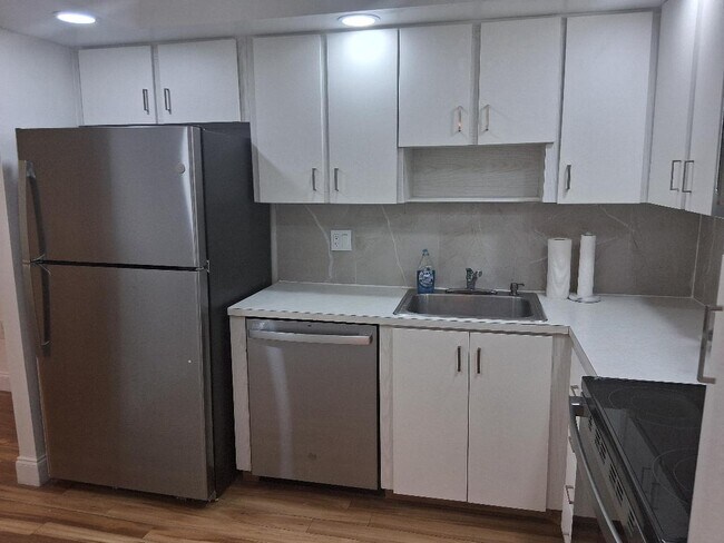 Kitchen - 1000 Saint Charles Pl