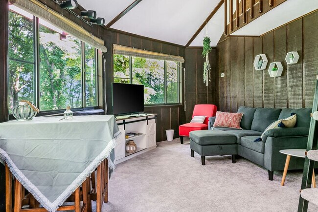 Foto del edificio - 325 Poplar Hill Ln