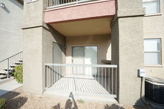 Foto del edificio - SHOWINGS AVAILABLE NOW