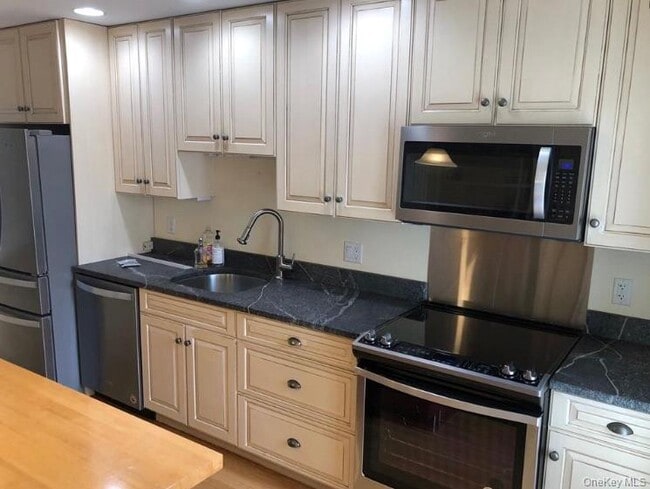 Building Photo - 148 Main St