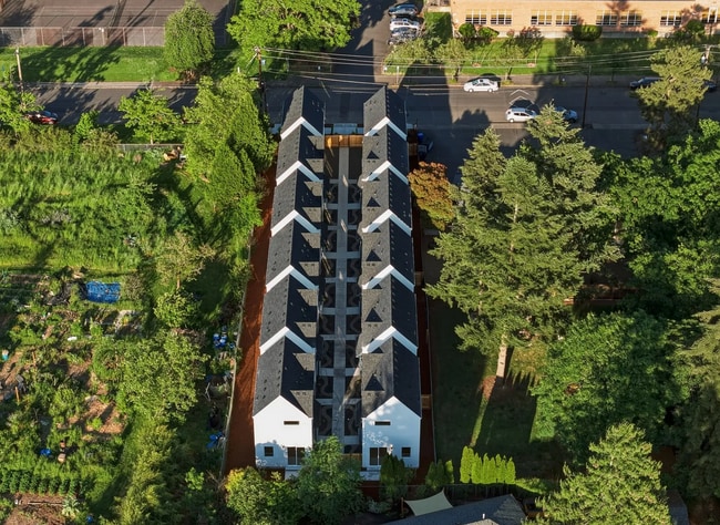 Building Photo - 7057 SE 60th Ave