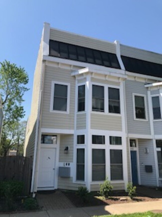 Building Photo - 1008 Pendleton St
