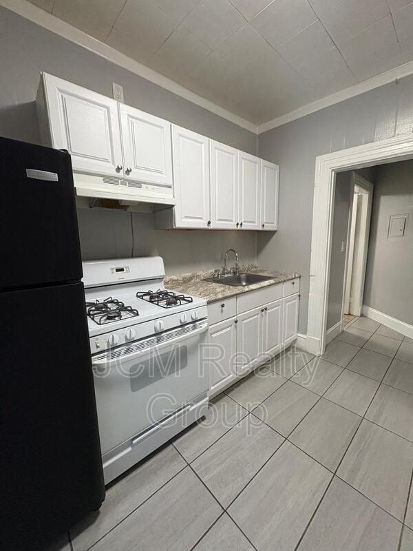 Building Photo - 64 Hollis St