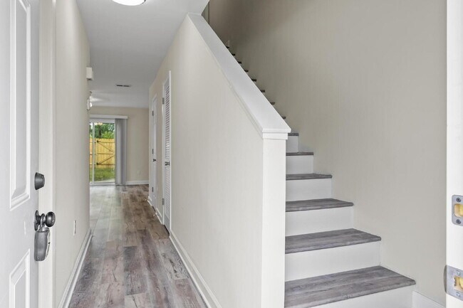 Building Photo - "Charming 2-Bed Townhouse with Modern Comf...