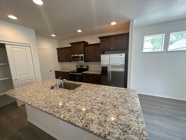 Building Photo - MIDTOWN Almost New House, 3 Bdrms, 2.5 Bat...
