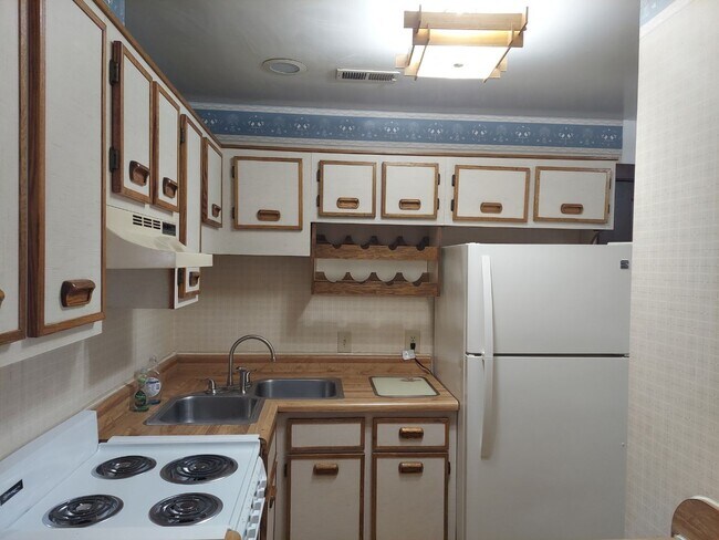 Building Photo - 1 BED 1 BATH CONDO
