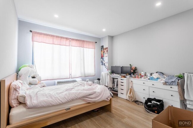 Foto del edificio - 3 bedroom in Queens NY 11102