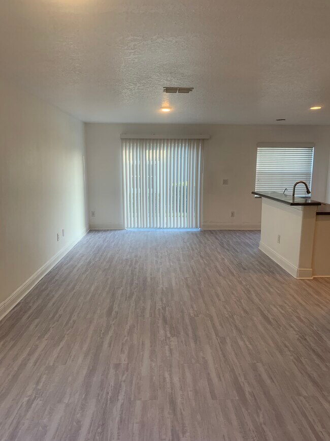 Building Photo - 12754 Somerset Oaks St