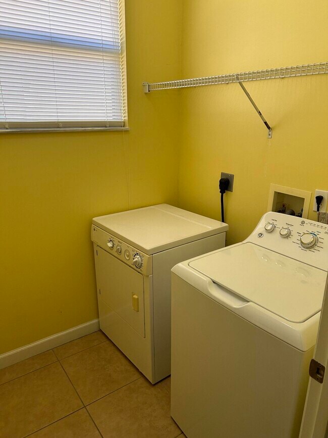 Building Photo - 433 Gardendale Cir SE