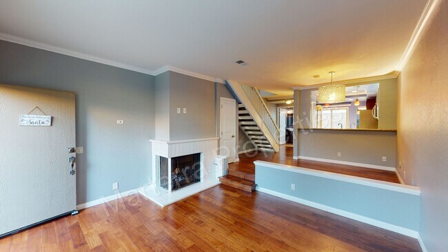 Building Photo - Beautiful 2 Bed/2.5 Bath Townhome