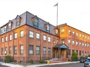 Building Photo - 10 Weston Ave