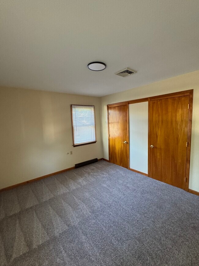 Foto del edificio - 1355 Sycamore Rd