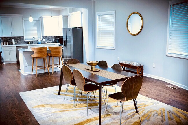 Foto del edificio - Room in House on E Ontario Ave SW