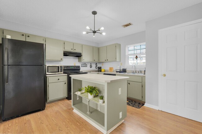 Kitchen - 652 E Anderson St