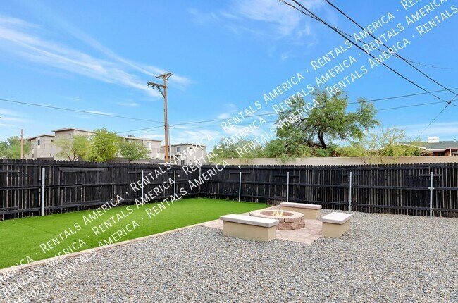 Building Photo - Great 4-bedroom 2 bath near the U of A!