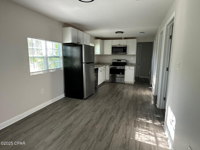 Foto del edificio - 619 E 8th Pl