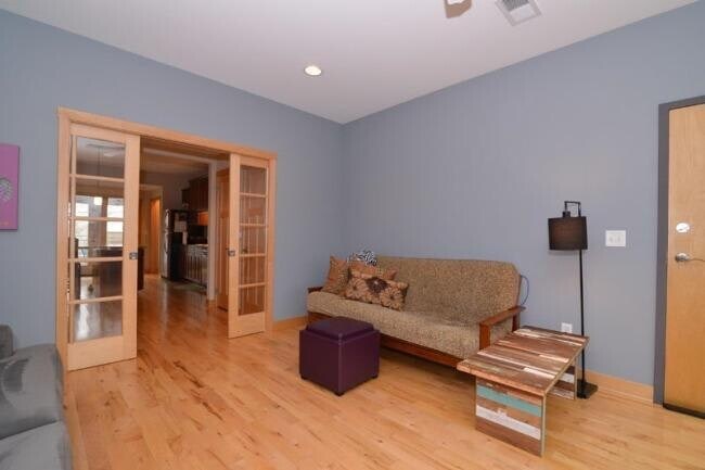 Foto del edificio - 2904 N Cambridge Ave