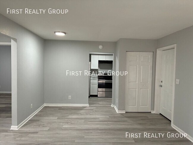 Foto del edificio - 305 N Broadway St