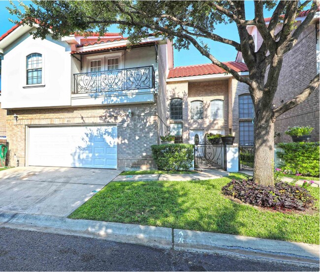 Foto del edificio - 7521 Country Club Dr