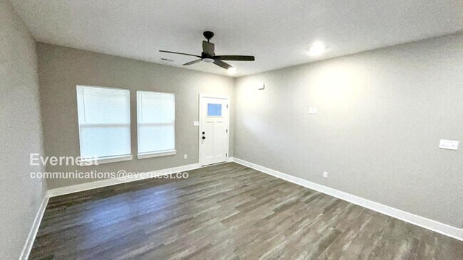 Building Photo - Charming 3-Bedroom Home with Modern Comfor...