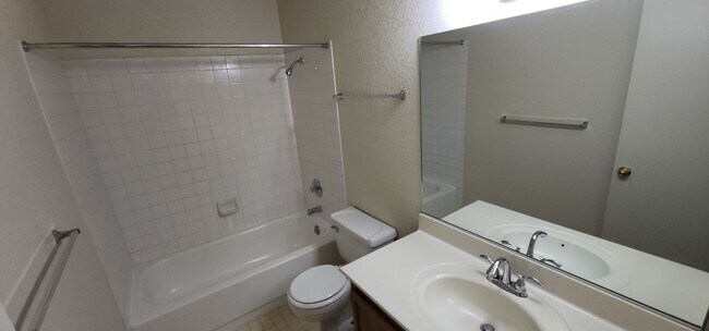 Foto del edificio - Gorgeous 2BED/2BATH Condo nestled in a Roc...
