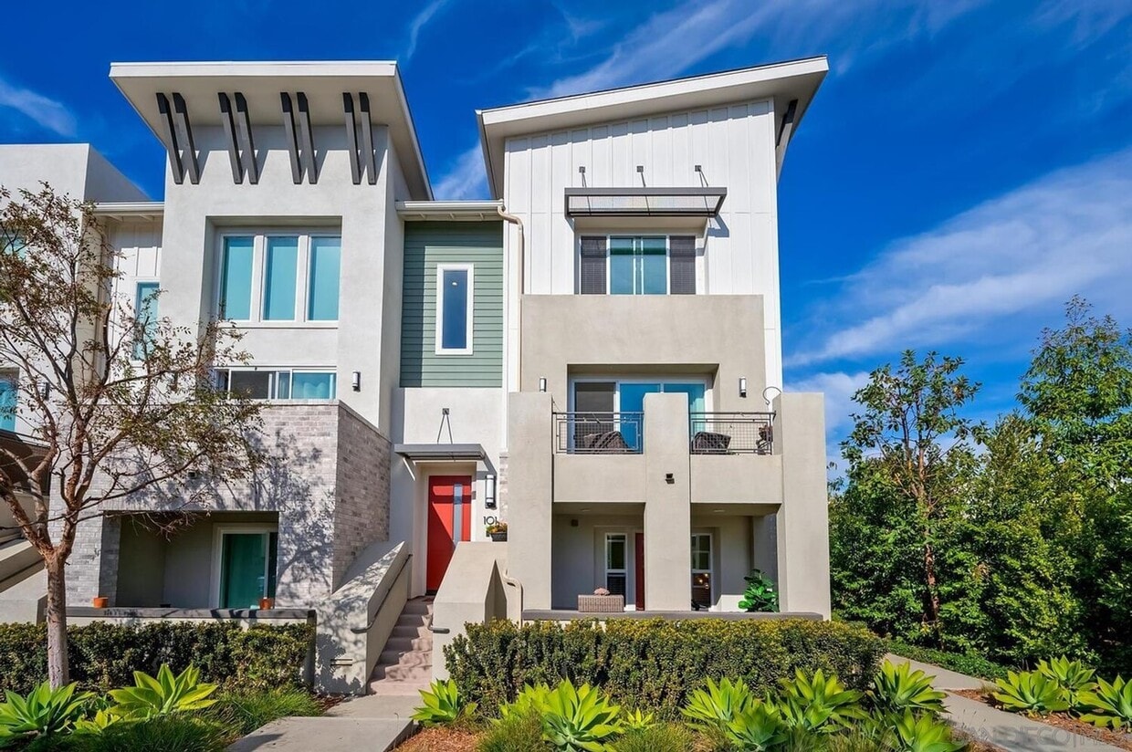 Primary Photo - Beautiful, Modern 3BR/3.5BA Condo in the H...