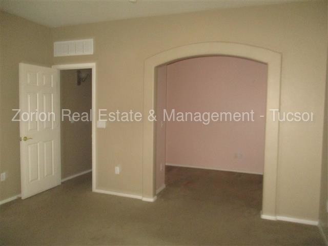 Building Photo - 4bd Beauty!!