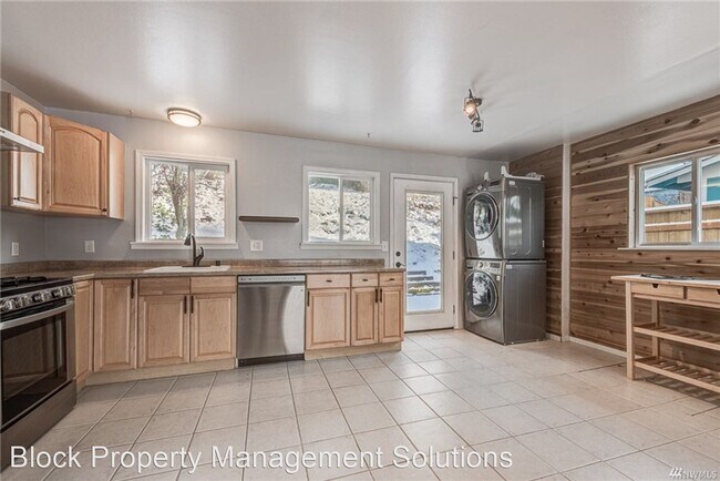 Foto del edificio - 3 br, 1 bath House - 4024 21st Ave SW
