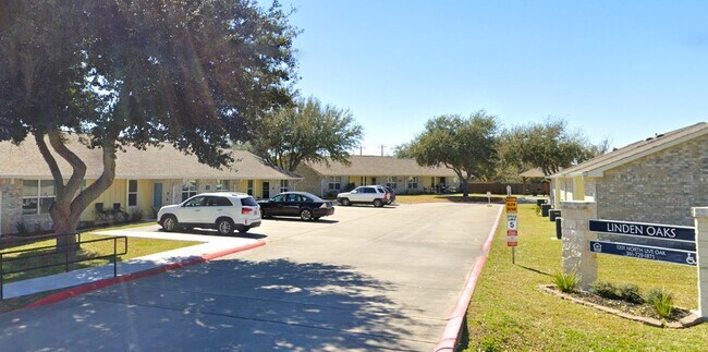 Foto del edificio - 1201 N Live Oak St