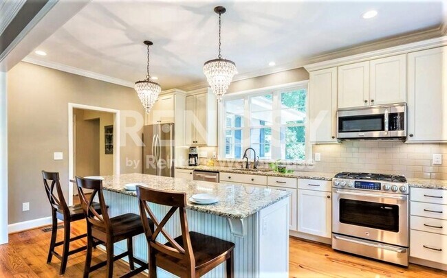 Foto del edificio - Charming Estate home on almost 2 acres with Duke University Setting