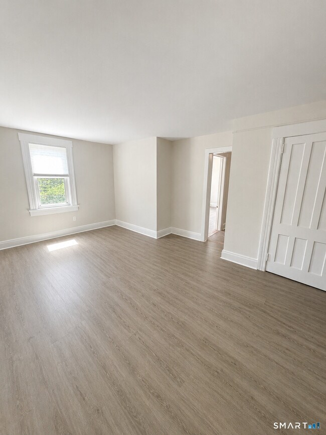 Foto del edificio - 243 Glenville Rd