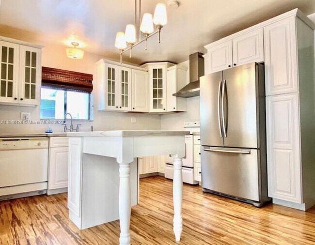 Building Photo - 3710 SW 58th Ct