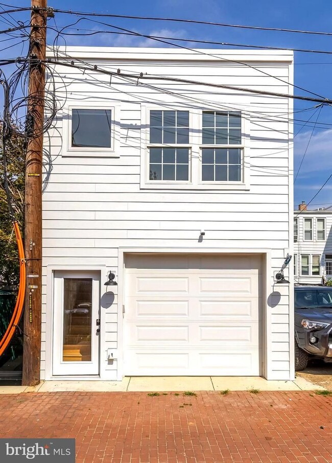 Building Photo - Private Georgetown Living!