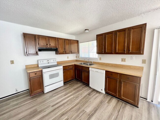 Building Photo - GORGEOUS 3 Bedroom 2 Bath Home Available N...