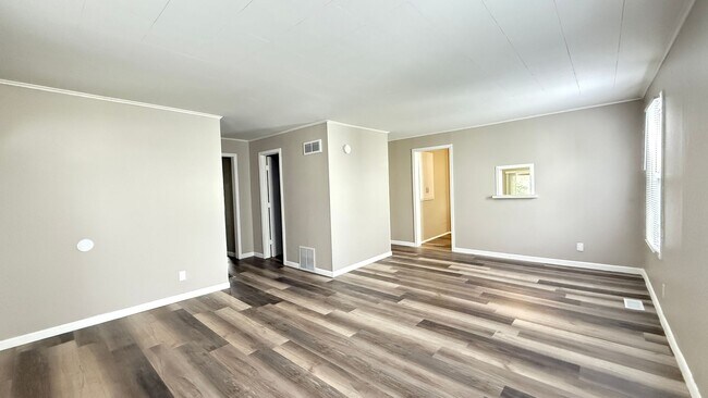 Foto del edificio - SPACIOUS…4 Bedroom 1 Bath