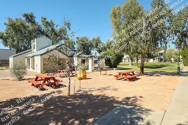 Foto del edificio - 3716 E University Dr