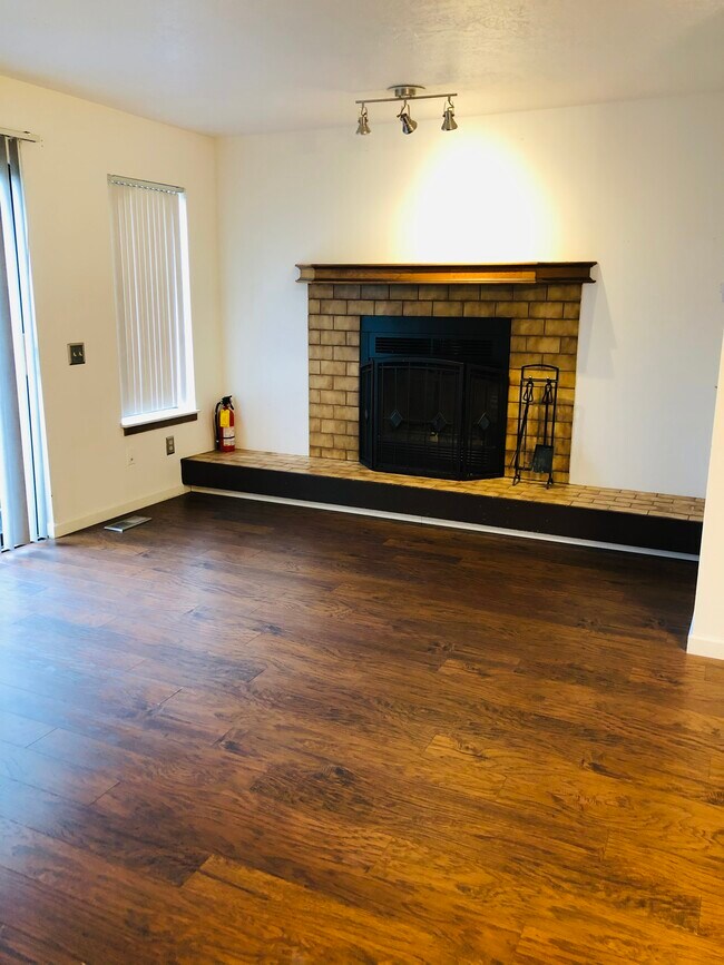 Living room - 530 Glacier Bay Cir