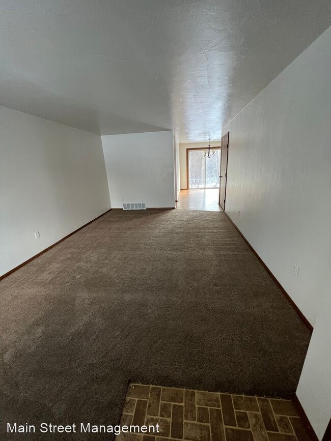 Building Photo - 2 br, 1 bath House - 2125 Packerland Dr.