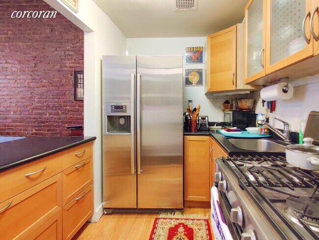 Building Photo - 140 W 74th St