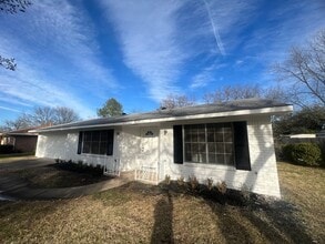 Building Photo - 2502 Deanie Ln