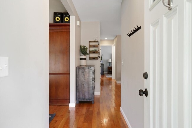 Building Photo - New Rental! 3 Bed, 2 Bath, 2 Car Garage, F...