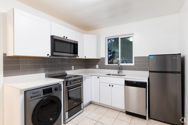 1BR, 1BA - 600SF - 7th & 7th