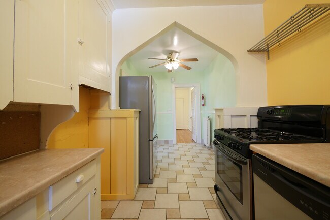 Vista de la cocina desde la puerta trasera - 839 W South St