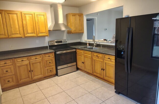 Building Photo - 437 Short Dr
